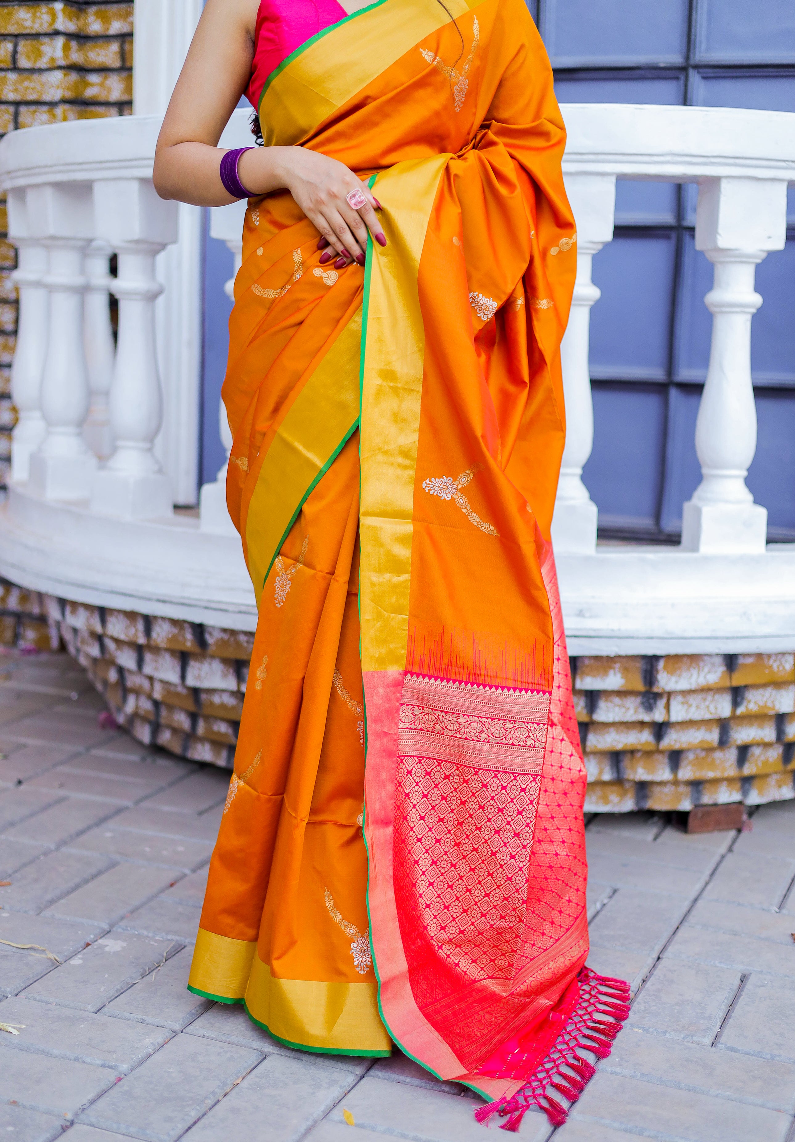 Women's Woven Design Kanjivaram Silk Saree With Blouse Piece