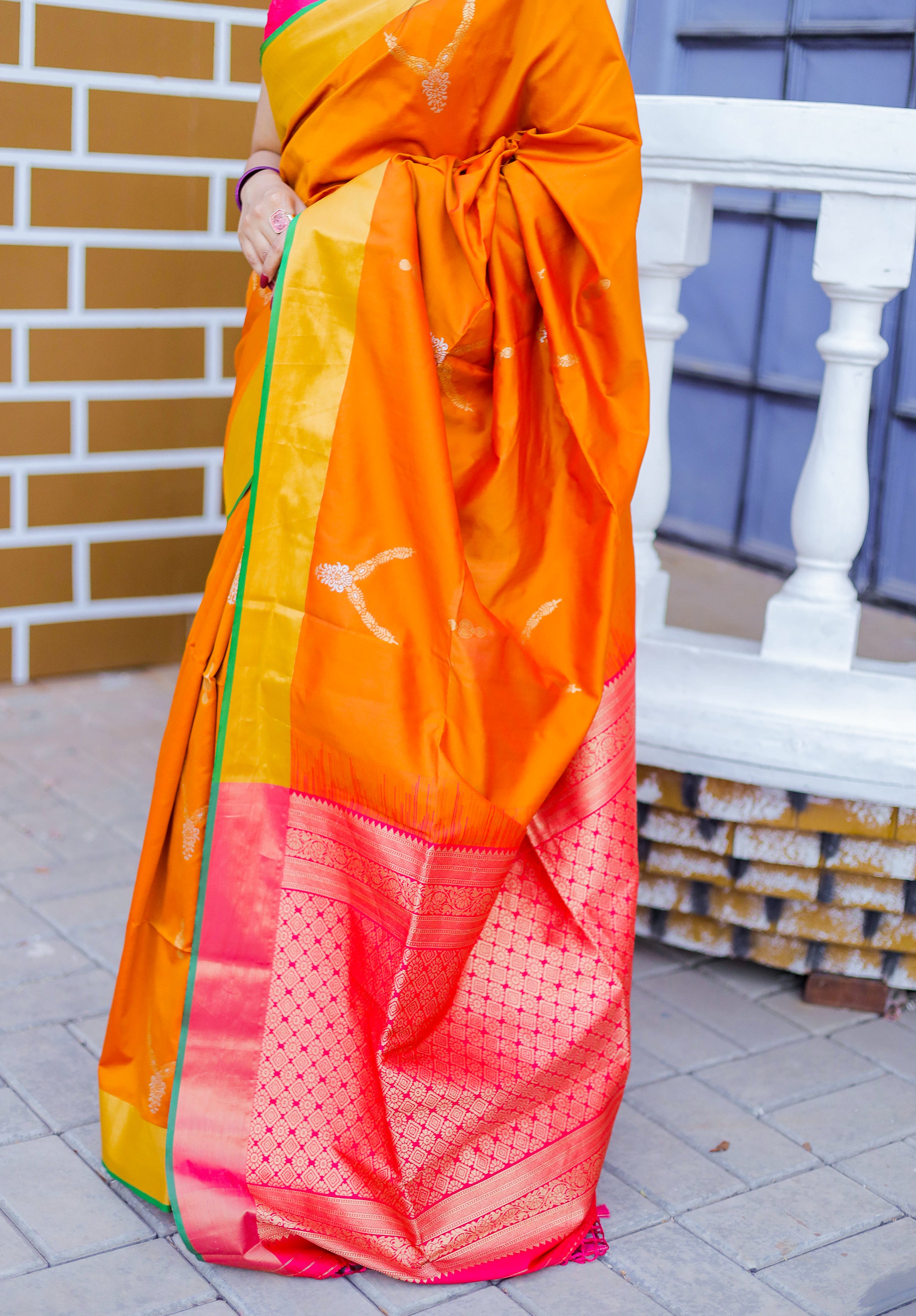 Women's Woven Design Kanjivaram Silk Saree With Blouse Piece