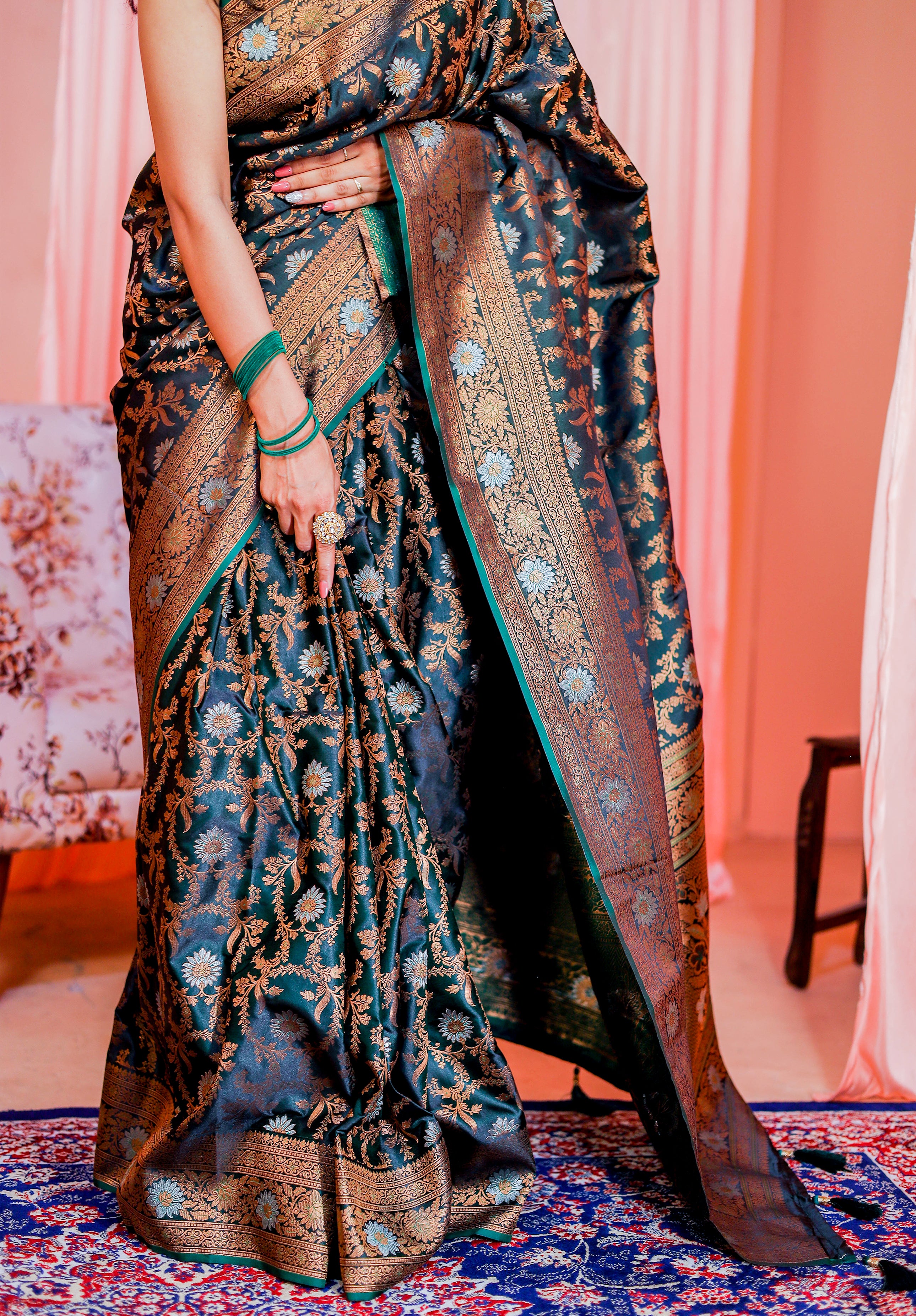 Women's Woven Banarasi Saree With Blouse Piece