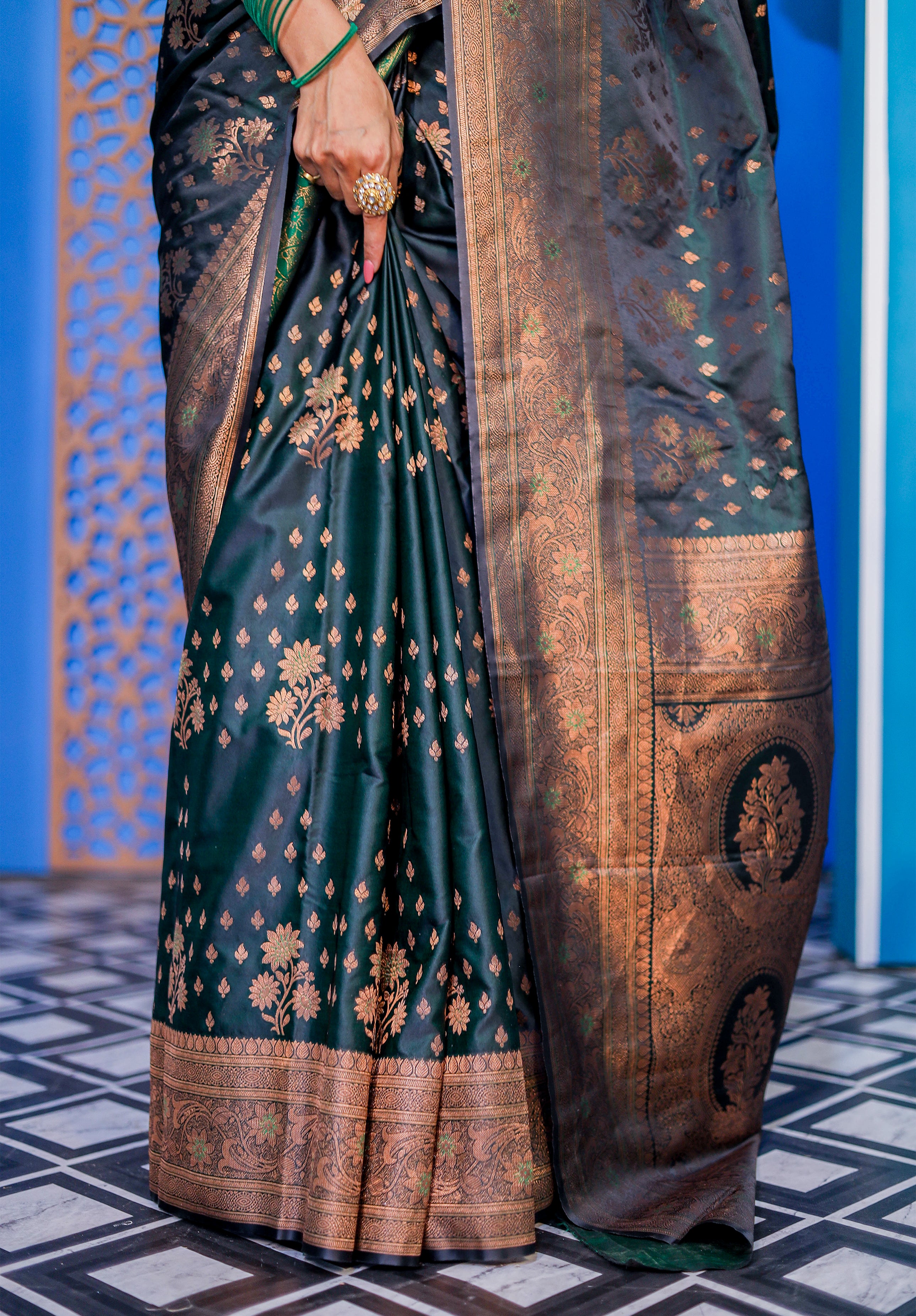 Women's Woven Banarasi Saree With Blouse Piece