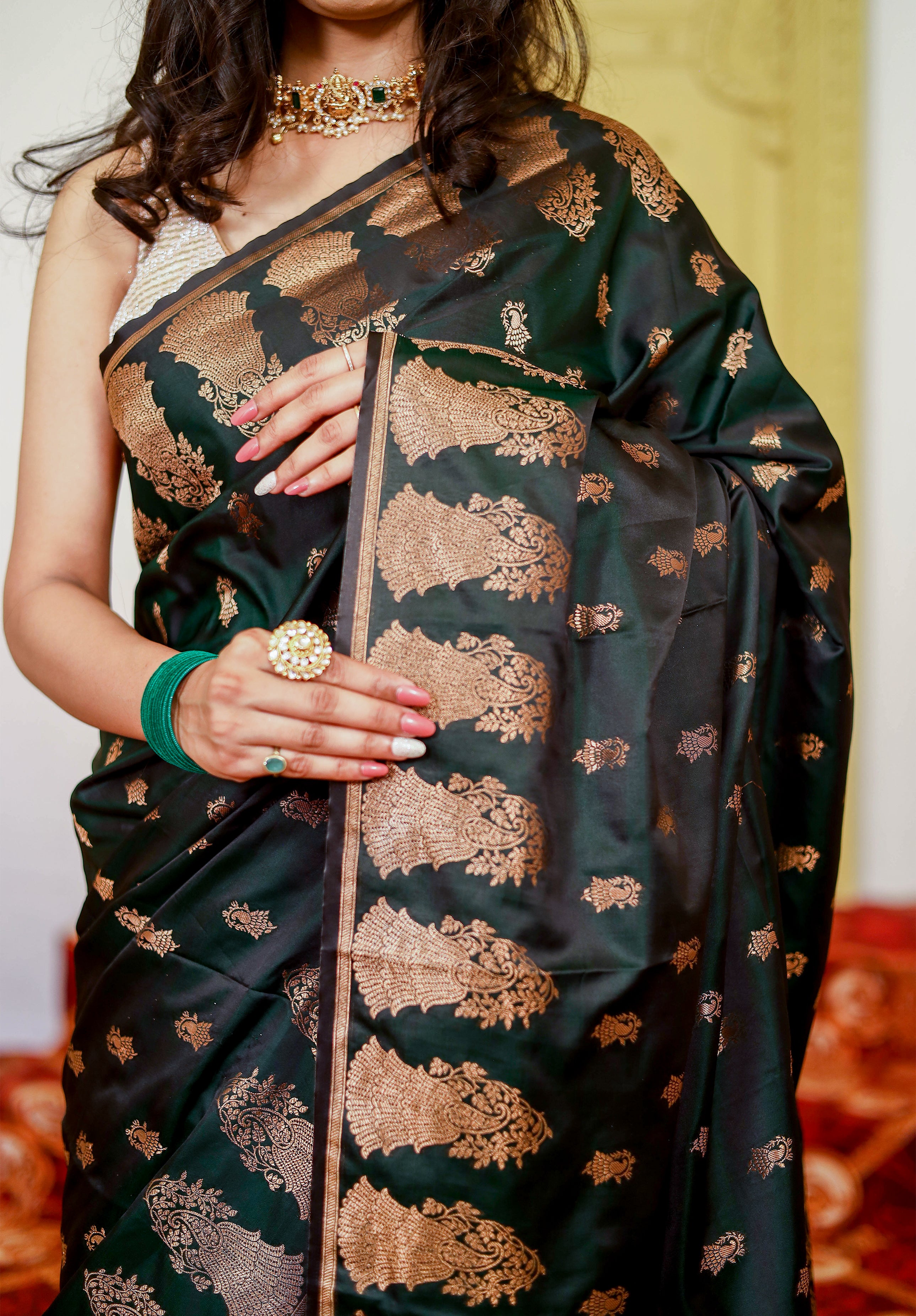 Women's Woven Banarasi Saree With Blouse Piece