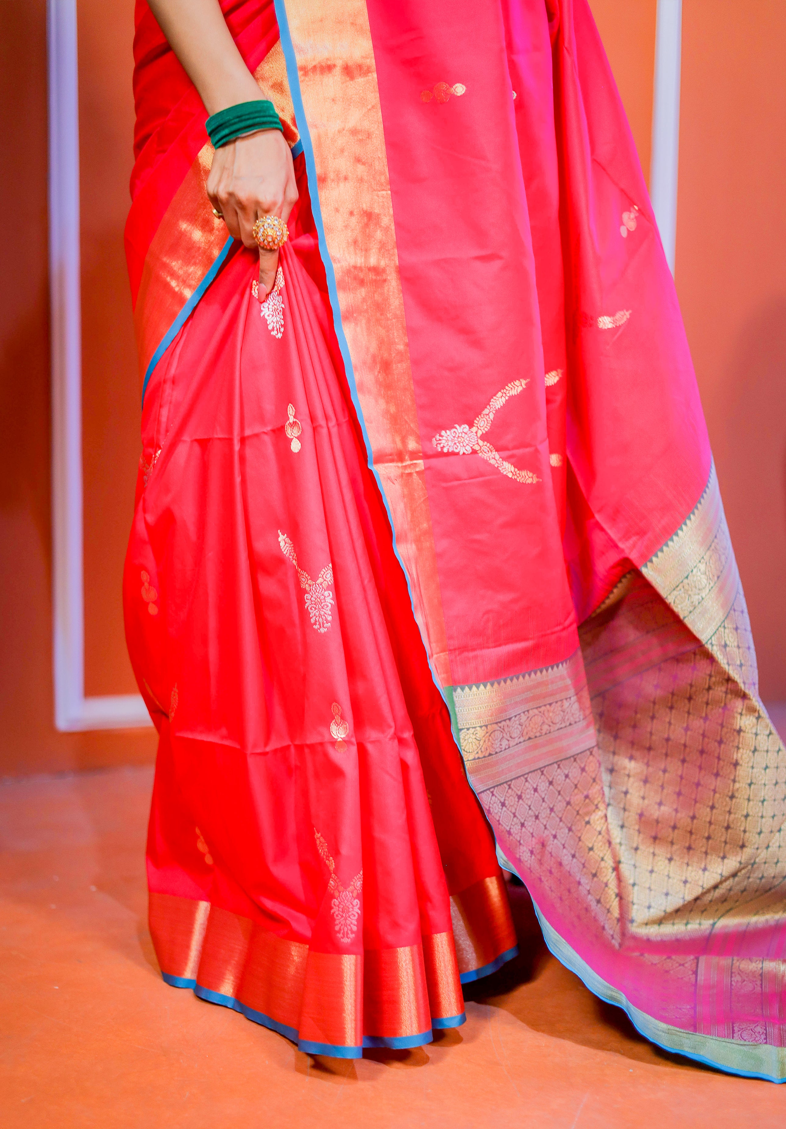 Women's Woven Design Kanjivaram Silk Saree With Blouse Piece