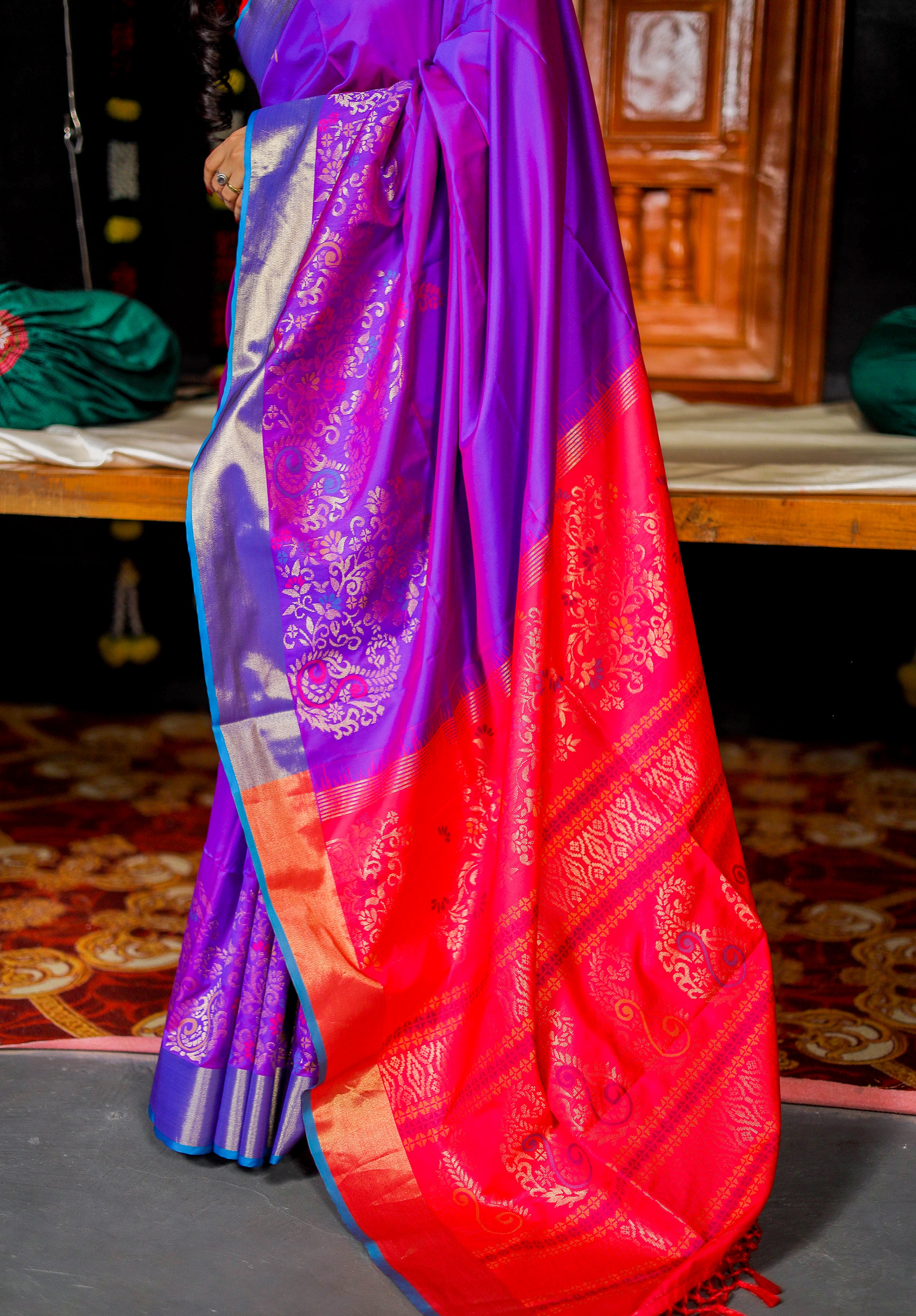 Women's Woven Design Kanjivaram Silk Saree With Blouse Piece
