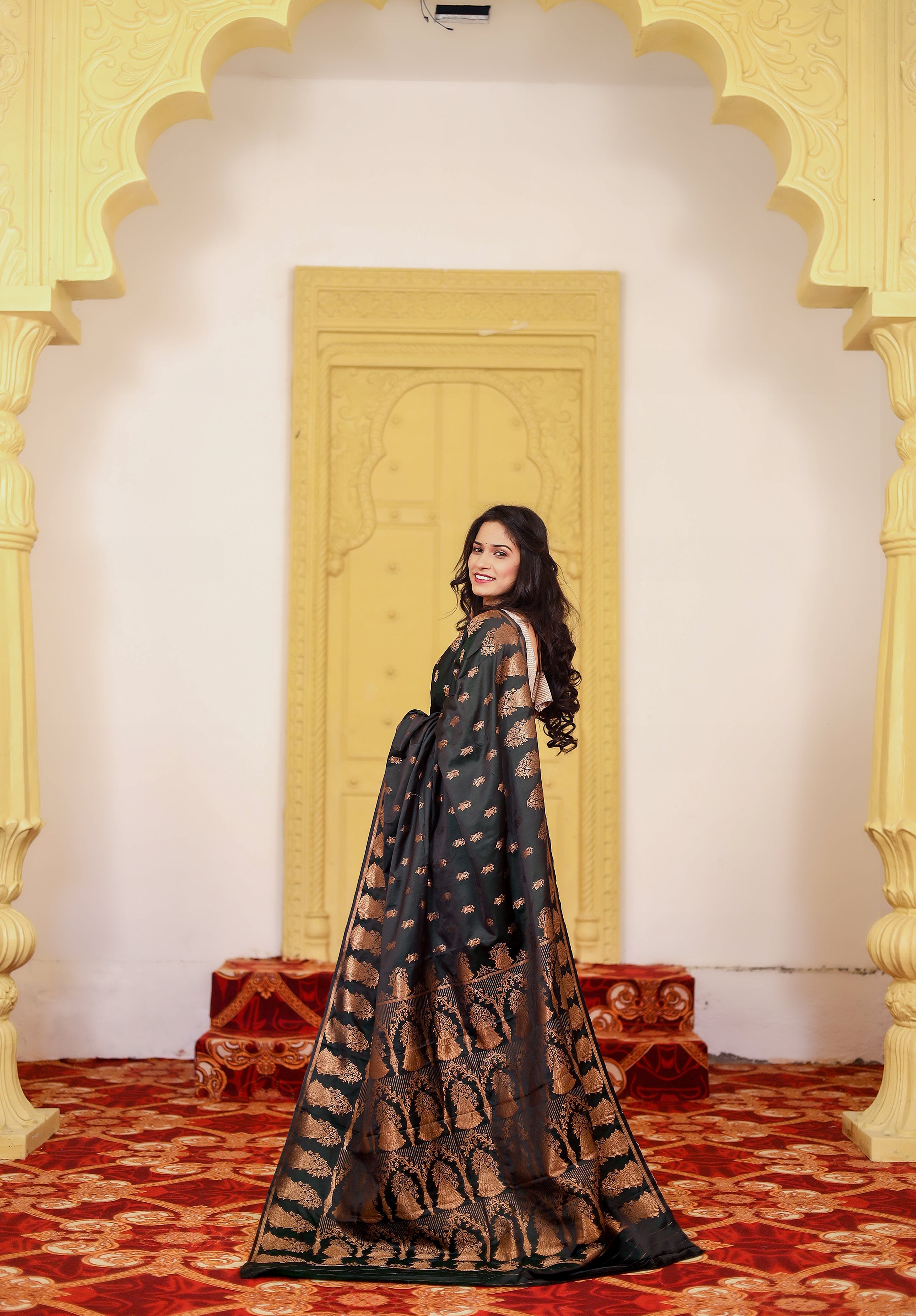 Women's Woven Banarasi Saree With Blouse Piece