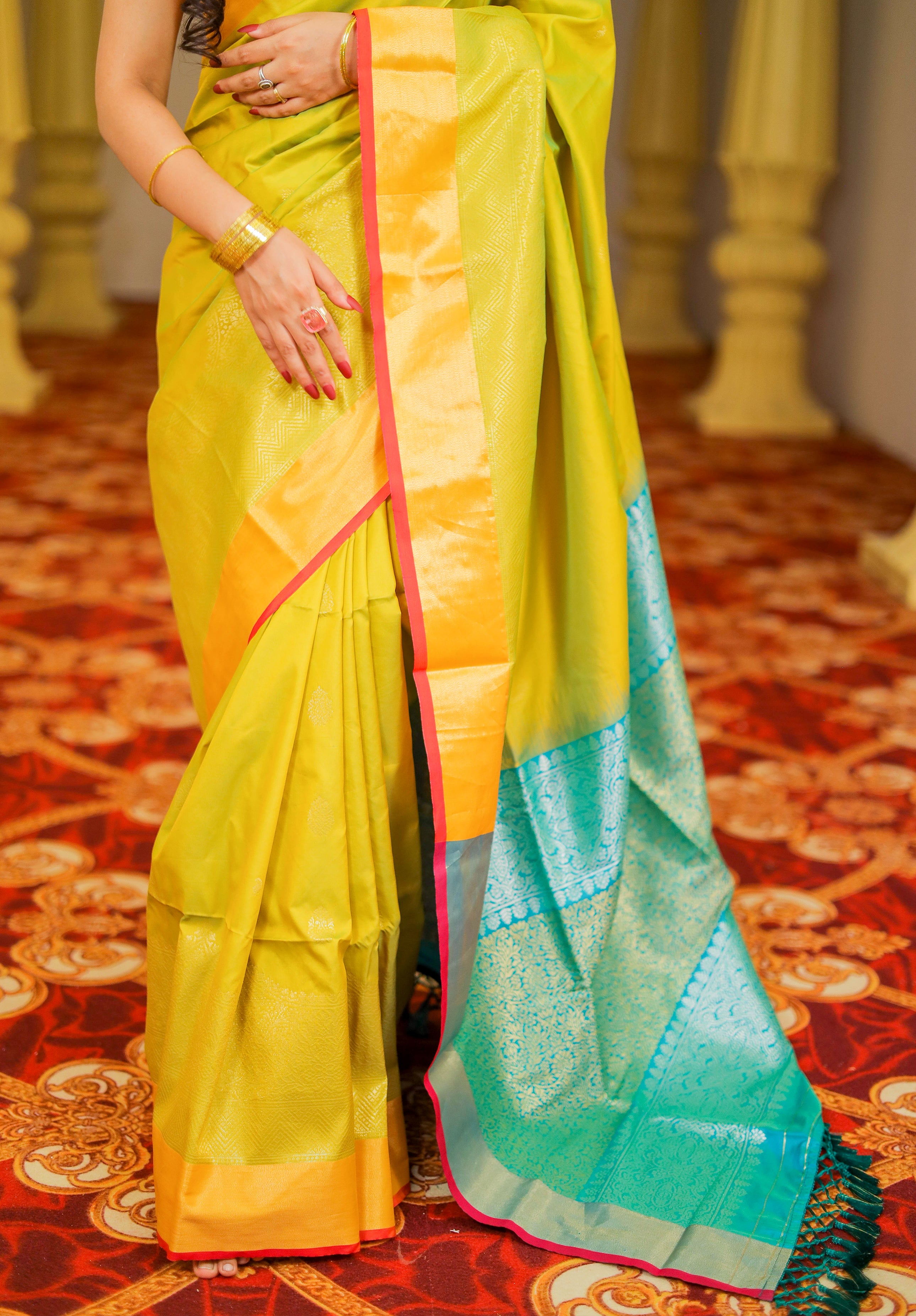 Women's Woven Design Kanjivaram Silk Saree With Blouse Piece