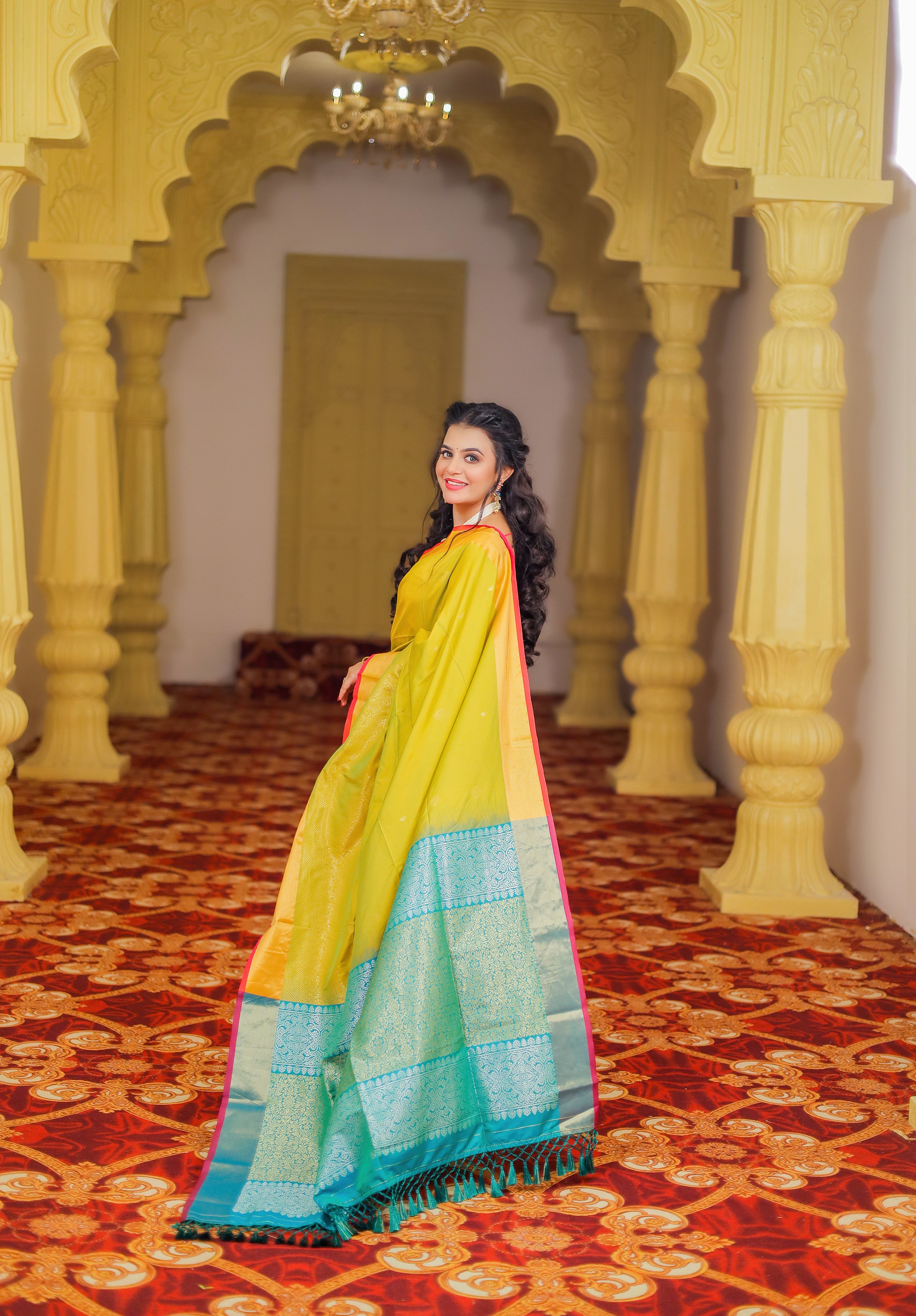 Women's Woven Design Kanjivaram Silk Saree With Blouse Piece