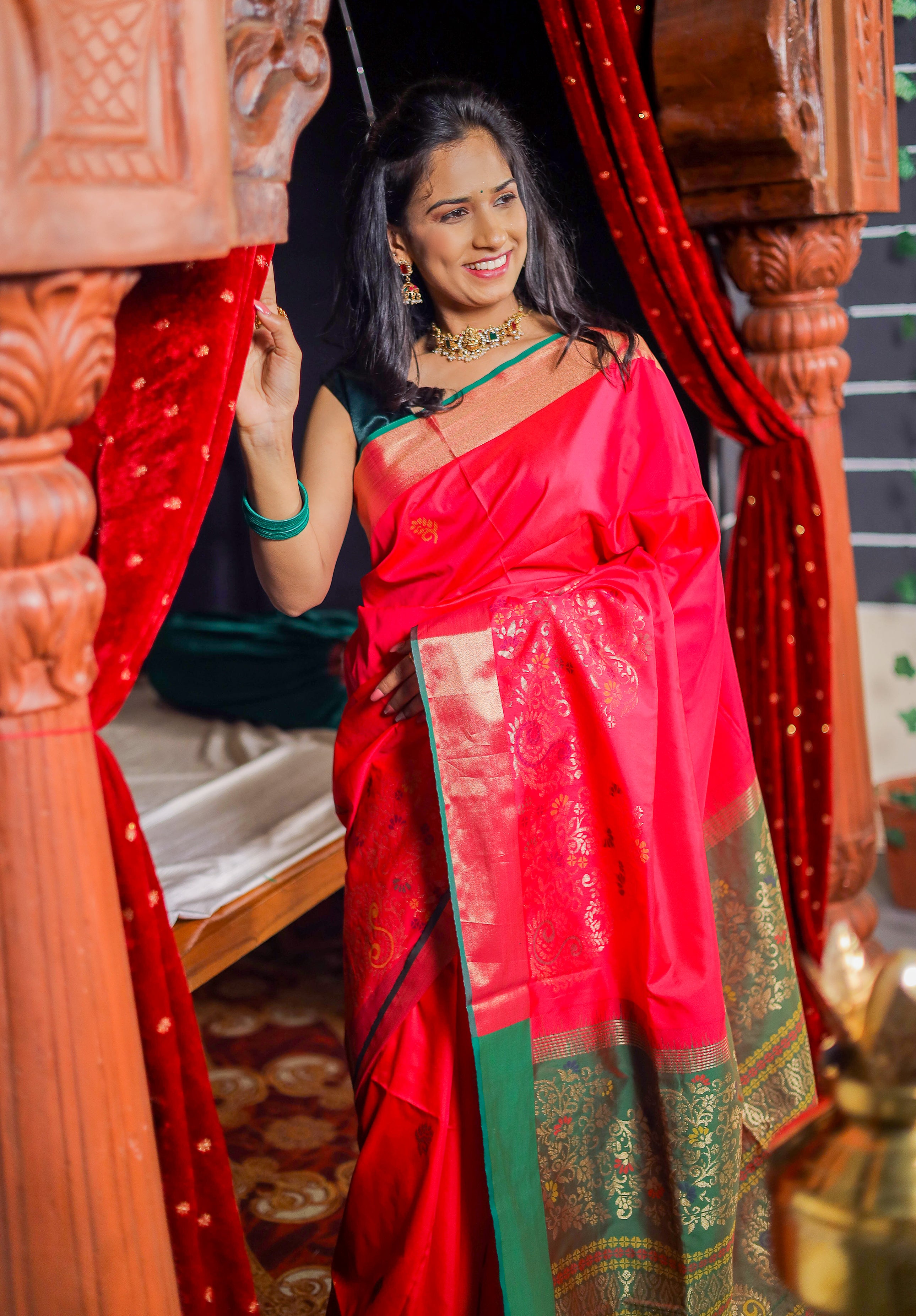 Women's Woven Design Kanjivaram Silk Saree With Blouse Piece