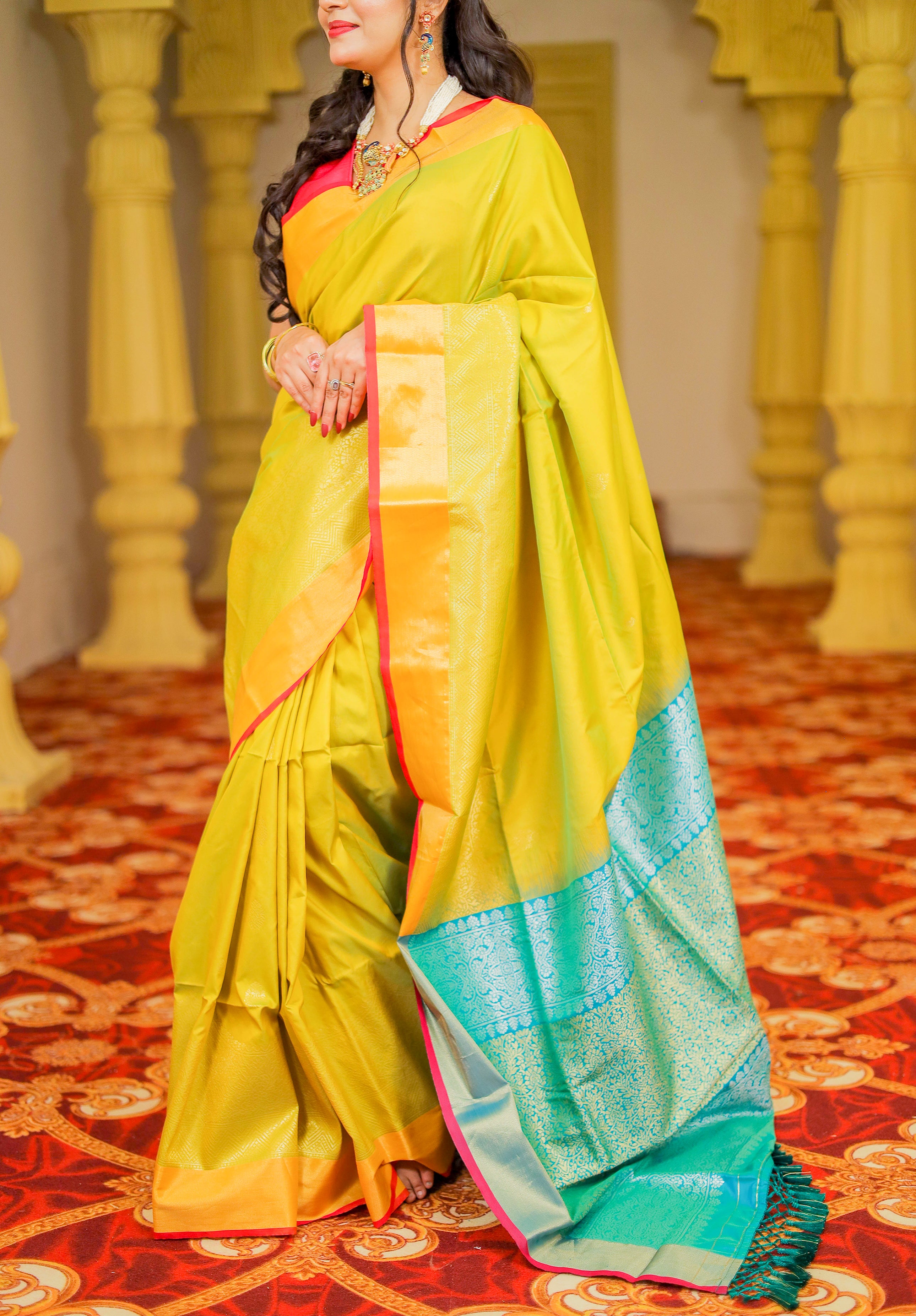 Women's Woven Design Kanjivaram Silk Saree With Blouse Piece