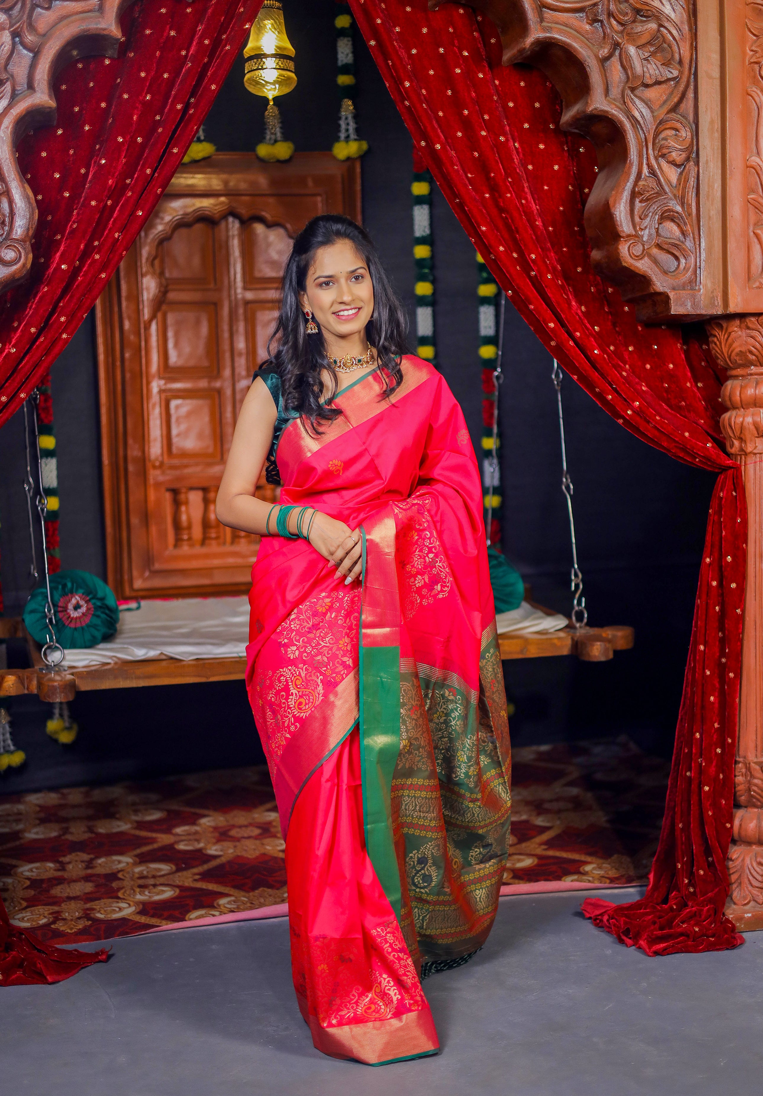 Women's Woven Design Kanjivaram Silk Saree With Blouse Piece