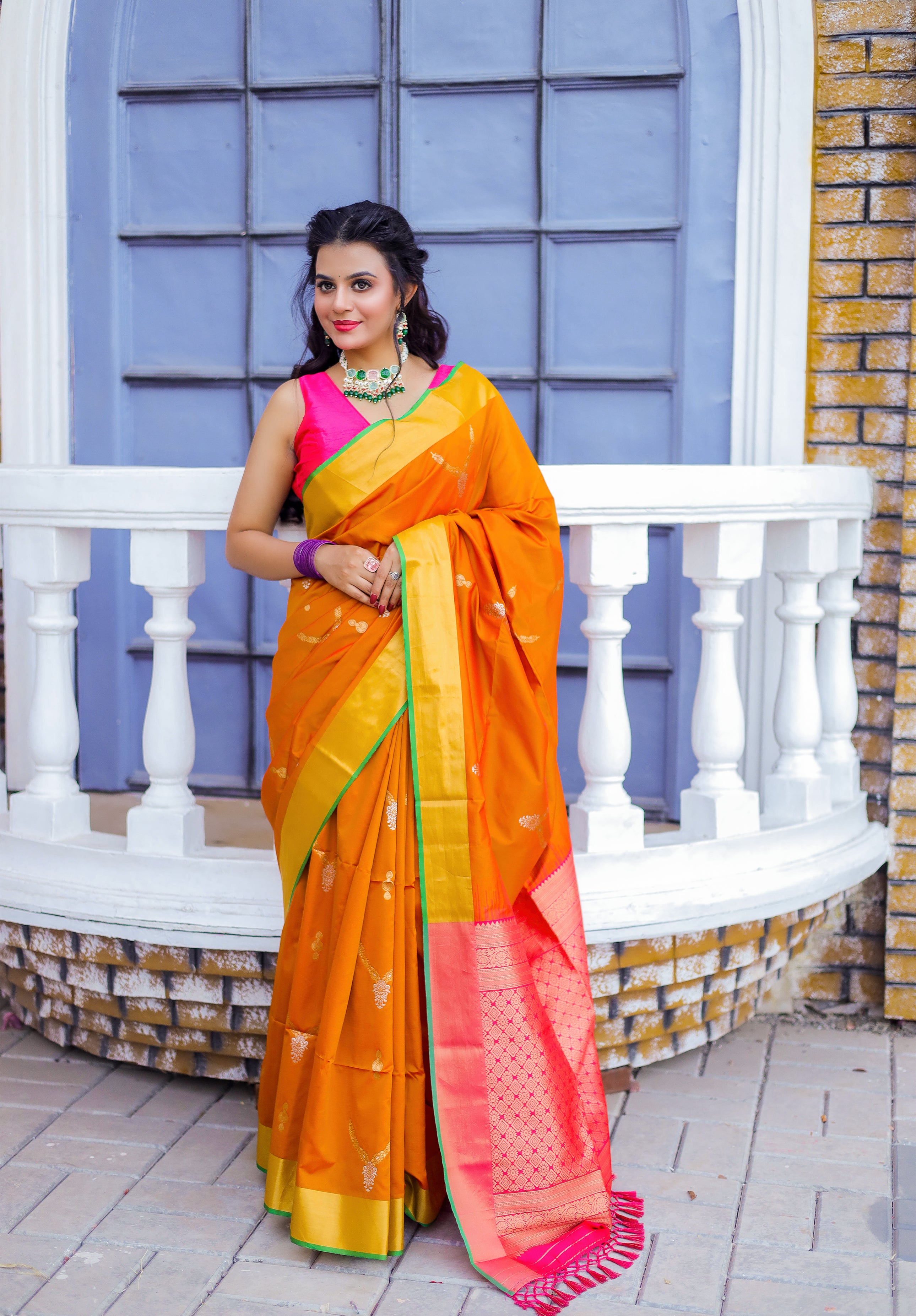 Women's Woven Design Kanjivaram Silk Saree With Blouse Piece