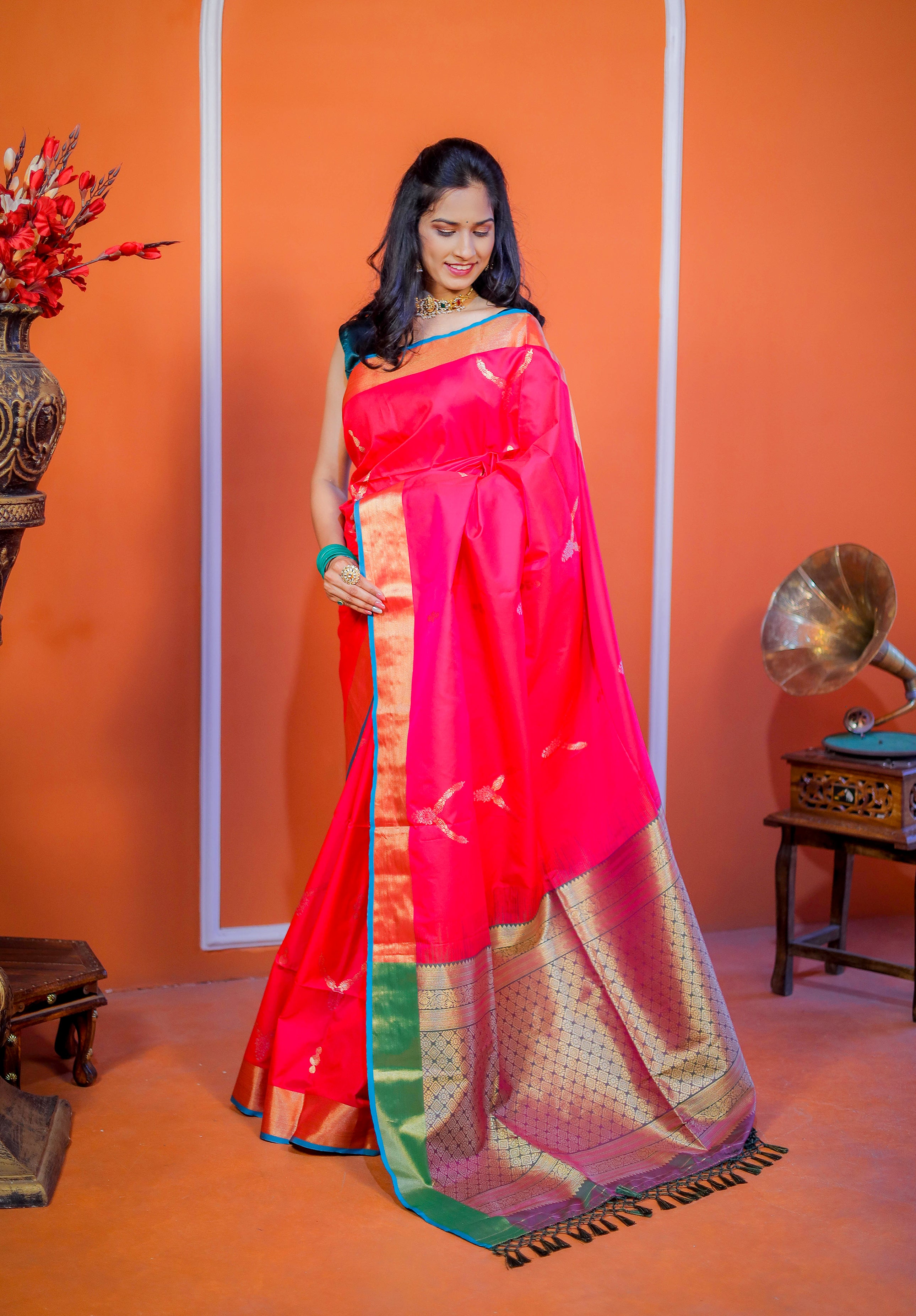 Women's Woven Design Kanjivaram Silk Saree With Blouse Piece
