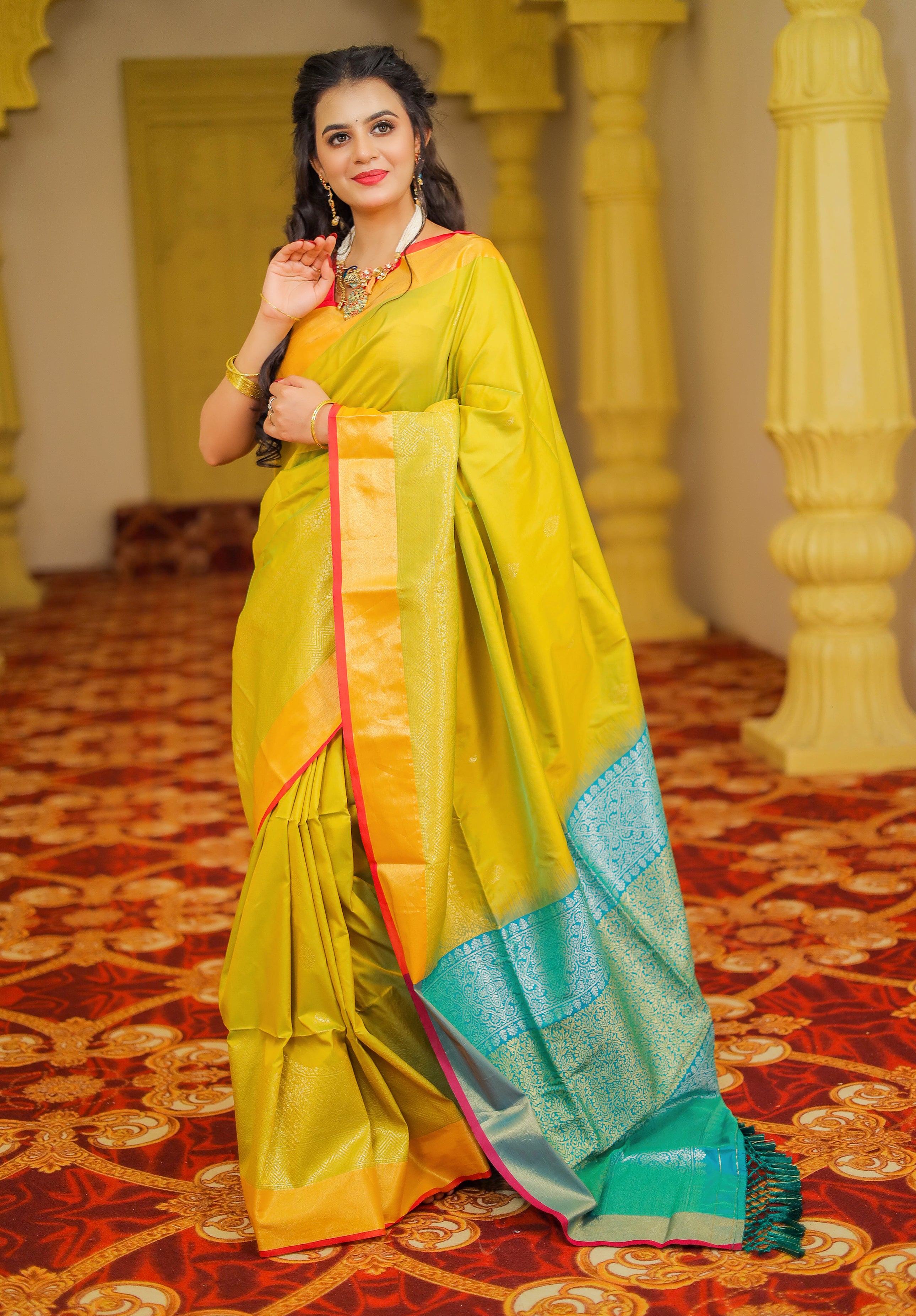 Women's Woven Design Kanjivaram Silk Saree With Blouse Piece