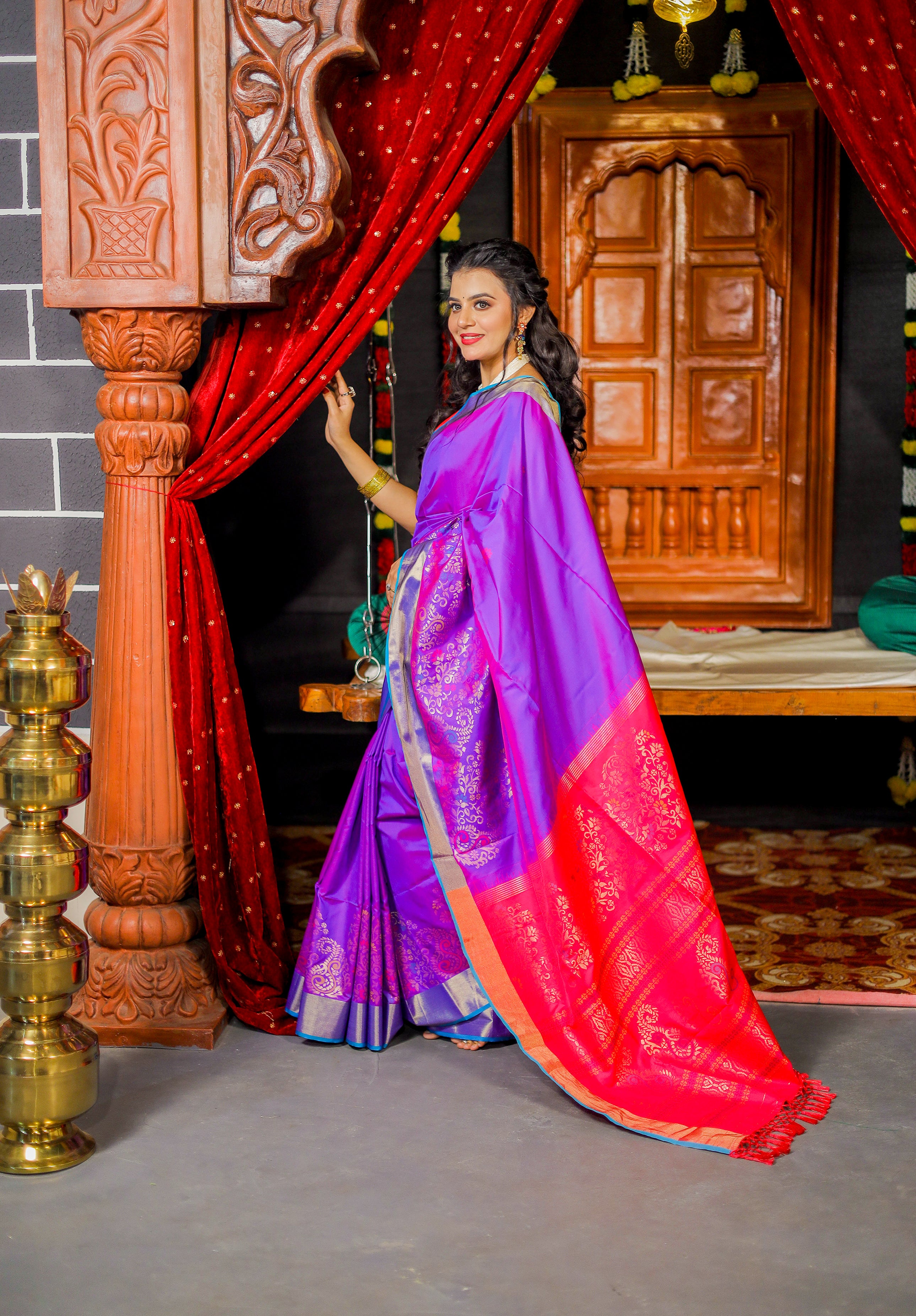Women's Woven Design Kanjivaram Silk Saree With Blouse Piece