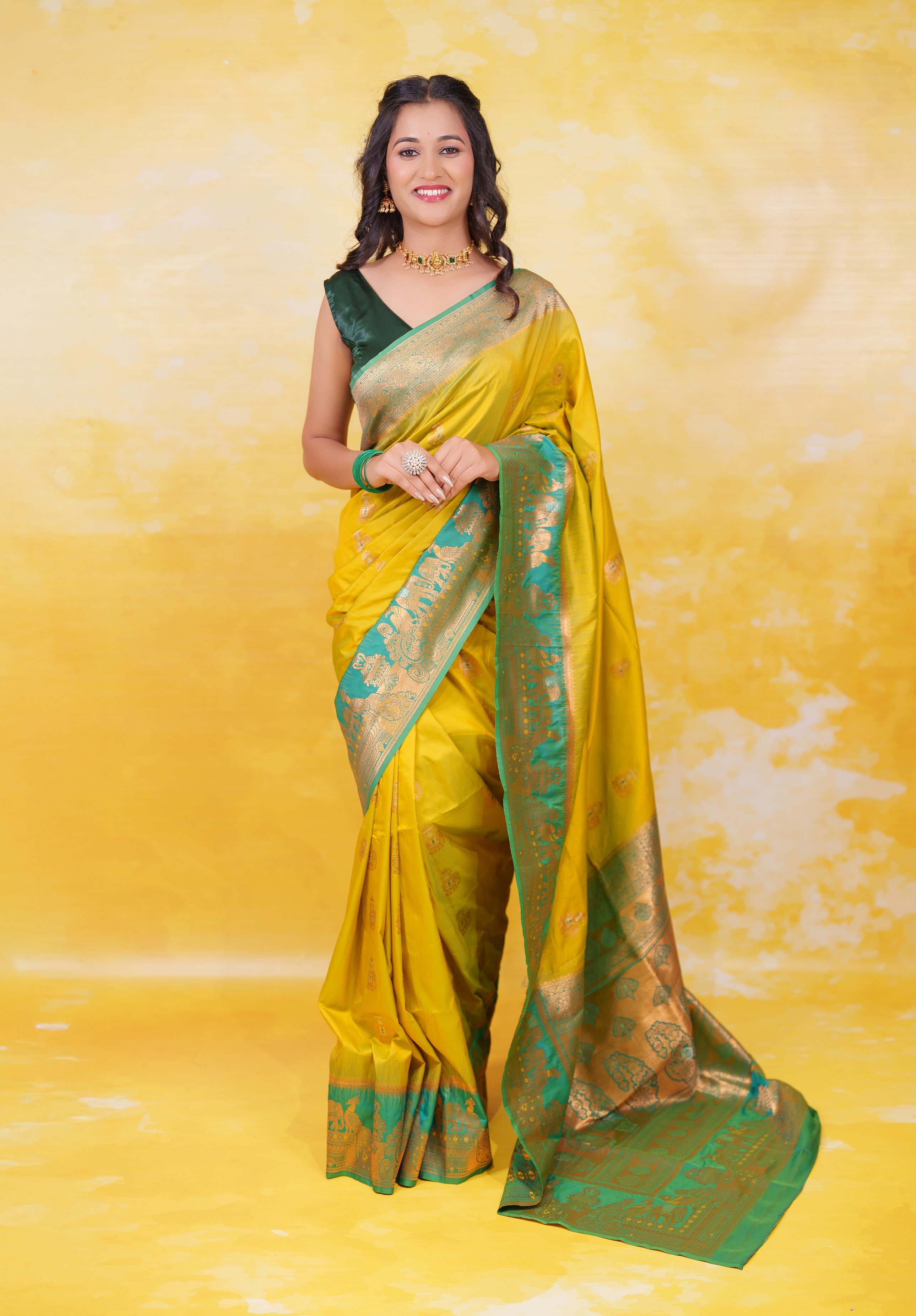 Women's Woven Design Pure Kanjivaram silk  Saree With Blouse Piece
