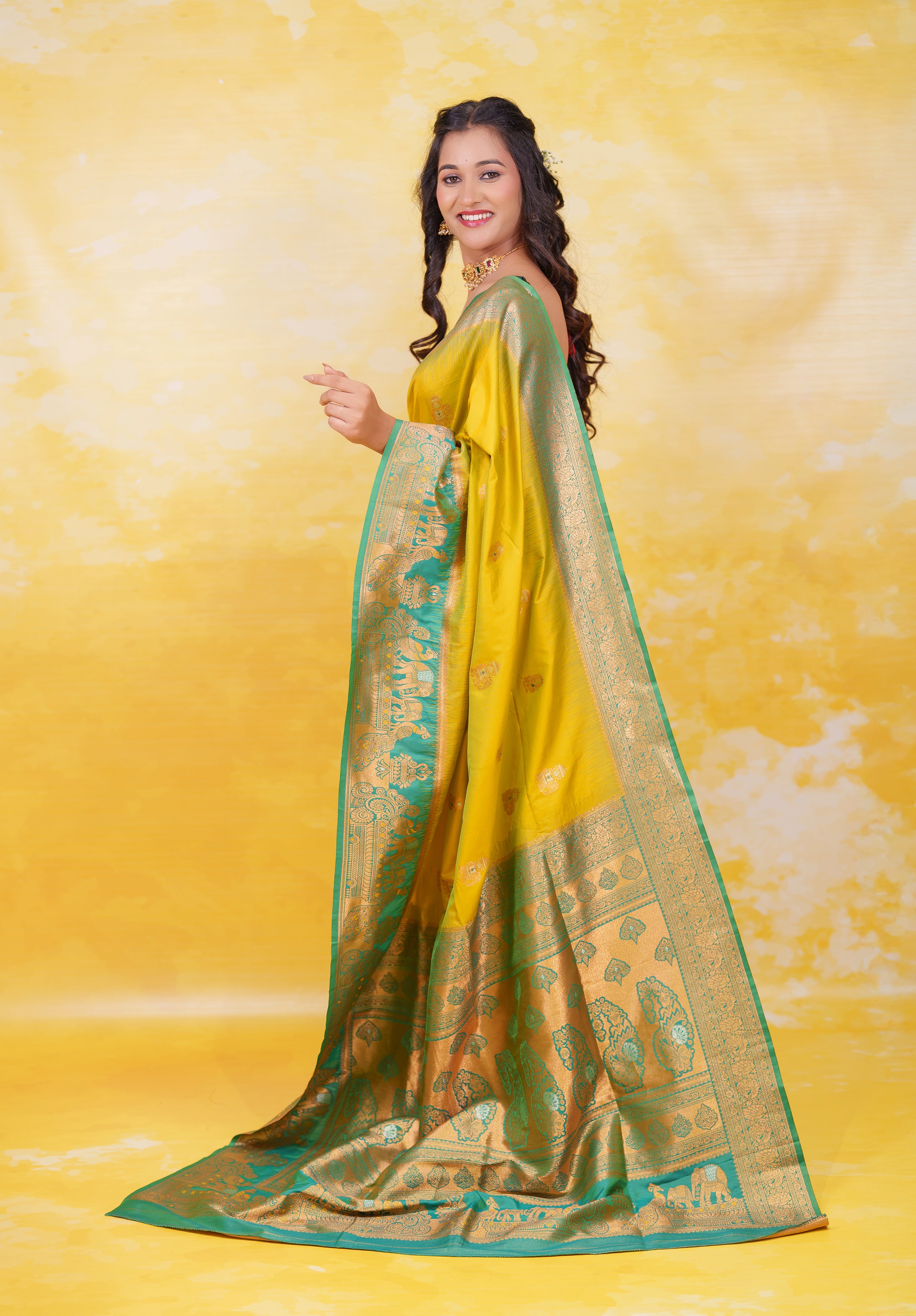 Women's Woven Design Pure Kanjivaram silk  Saree With Blouse Piece